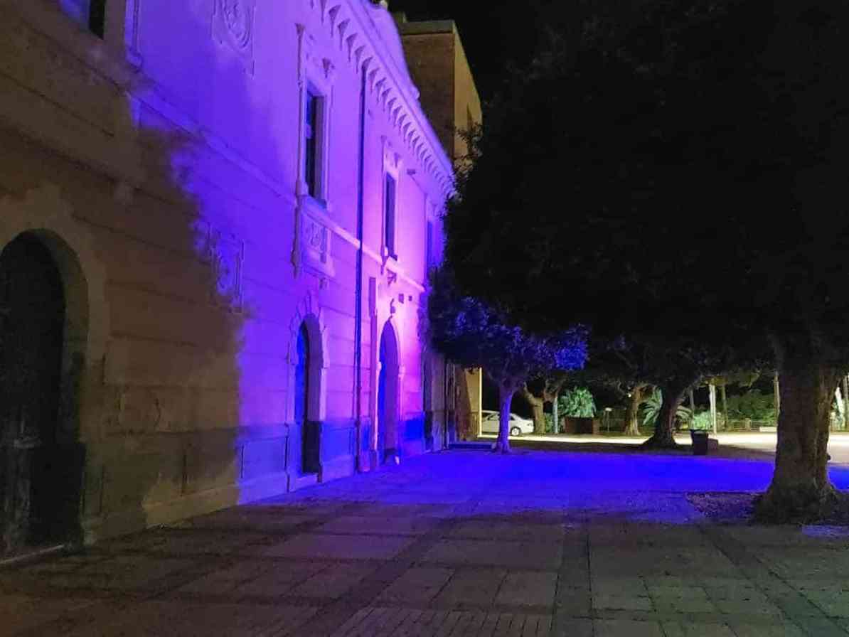 Immagine articolo: Giornata Mondiale per la Lotta al Tumore al Pancreas. A Menfi Palazzo Pignatelli illuminato di viola