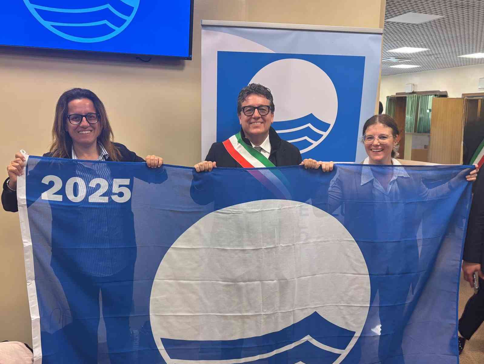 Immagine articolo: Bandiera Blu. L'Amministrazione di Menfi: “Fieri! Premio frutto di un impegno costante“