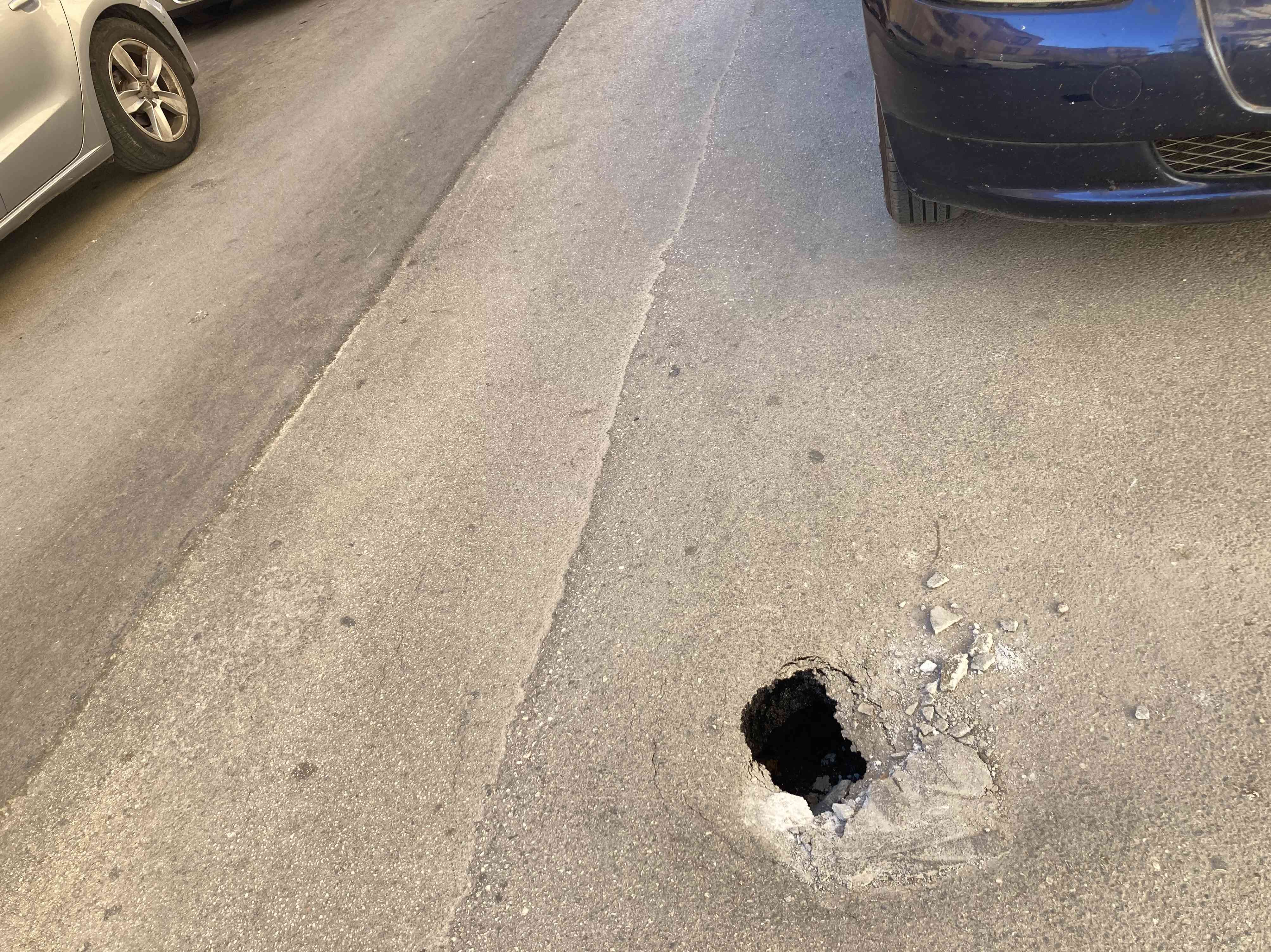 Immagine articolo: Pericolosa buca e cedimento tratto manto stradale in via Imborbone a Menfi. Auspicabile l'intervento del Comune