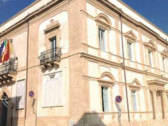 Immagine articolo: Partanna, cittadino si scontra con un palo in condizioni di scarsa visibilità. Comune risarcisce i danni