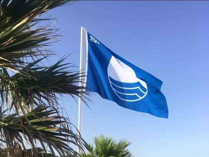 Immagine articolo: Il mare di Menfi conquista la 29ª Bandiera Blu: un'eccellenza nel panorama costiero siciliano