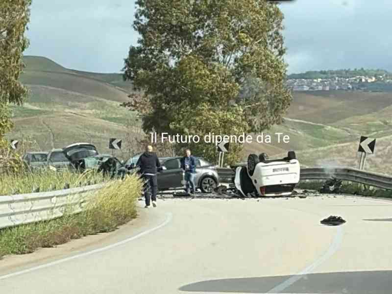 Immagine articolo: Un altro incidente sulla Fondovalle, Palermo-Sciacca: un morto e 5 feriti