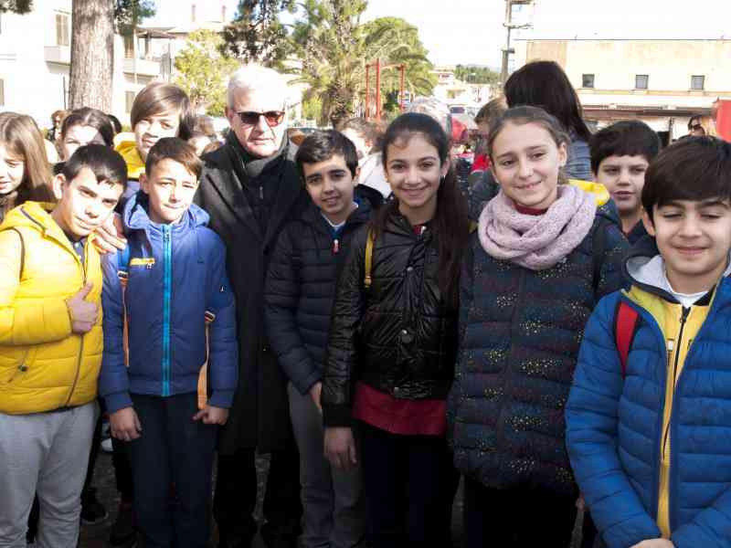 Immagine articolo: Salaparuta, grande successo per la giornata “Pompieropoli“. Circa 250 giovanissimi alunni sono diventati pompieri per un giorno