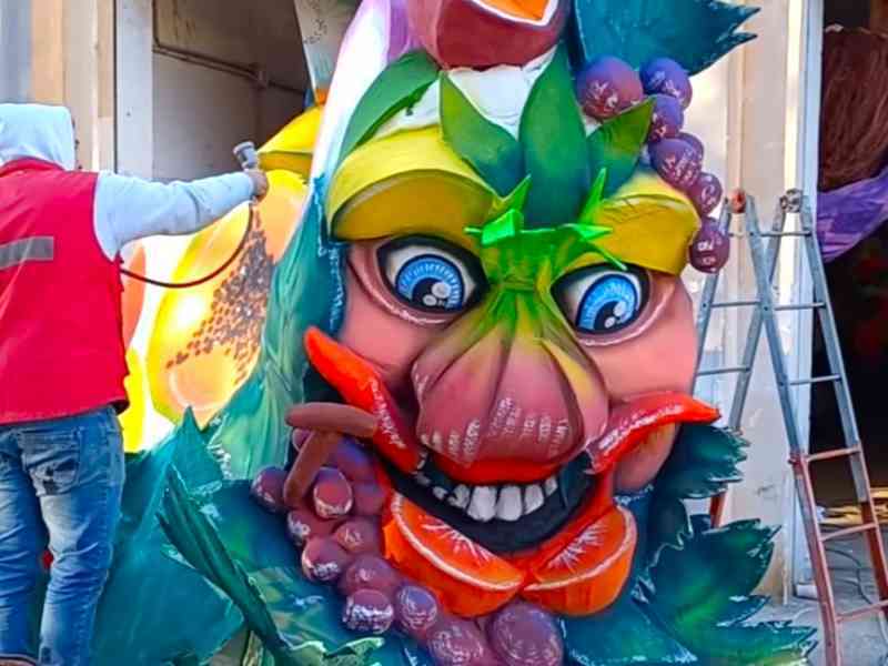 Immagine articolo: Carnevale di Montevago: paura per il cedimento di parte di un carro durante la sfilata