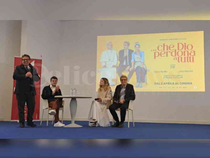 Immagine articolo: Pif e Giusy Buscemi incantano Menfi durante la presentazione del film. Lei sogna: “Un cinema per la mia città“