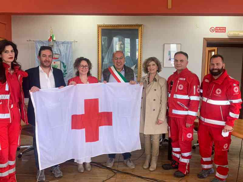 Immagine articolo: Salaparuta, fino a domenica 8 maggio sarà esposta la bandiera della “Croce Rossa” sulla facciata della sede municipale