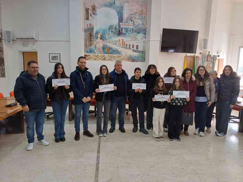 Immagine articolo: Poggioreale. Consegnate sei borse di studio a studenti meritevoli