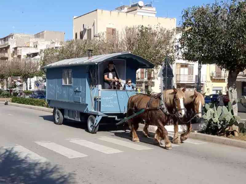 Immagine articolo: Da 6 anni in giro per l'Europa in carrozza. Tappa menfitana per Kristen e Pierangelo