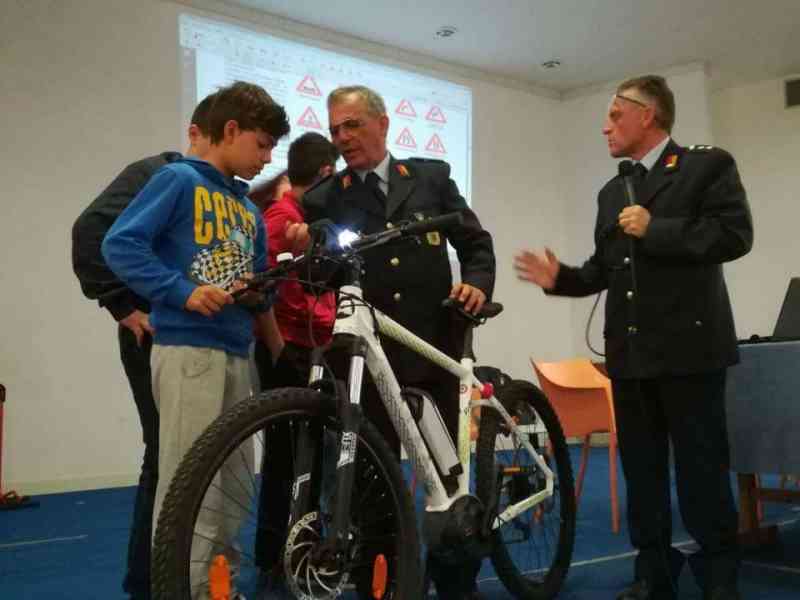 Immagine articolo: Giovani ed educazione stradale tra regole e segnaletiche. Corso della Polizia Municipale nei locali del Centro Civico